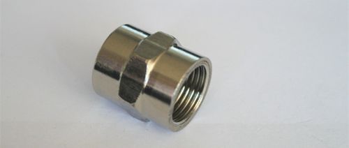 Переходник пневматический 1/8" NPT внутренняя-внутренняя резьба латунь/нержавеющая сталь ISO 1179